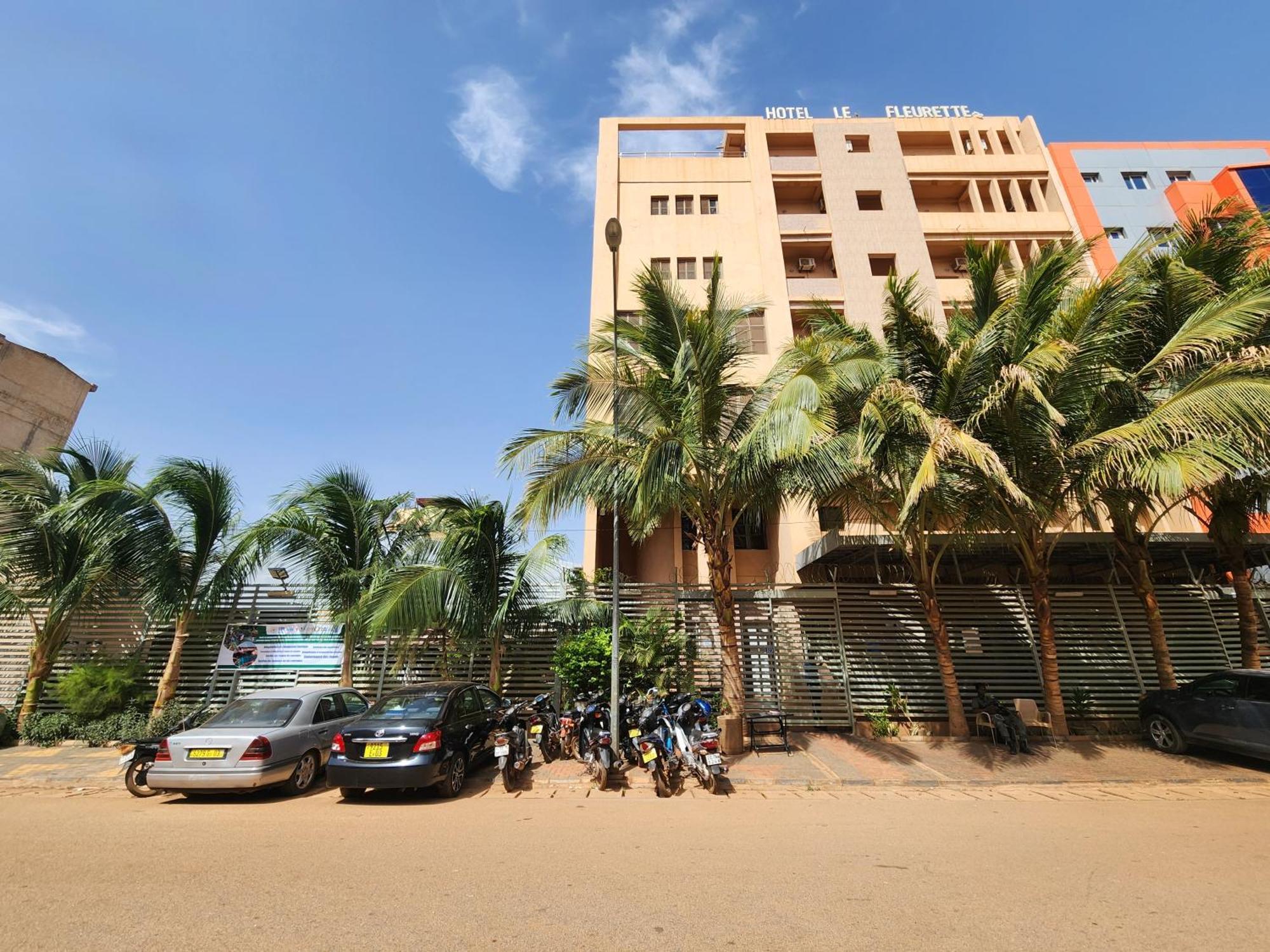 Hotel Les Fleurettes Ouagadougou Esterno foto